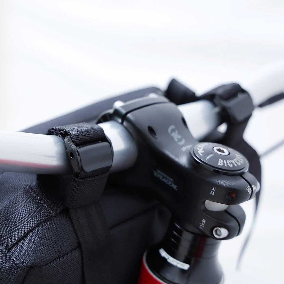 chrome-industries-holman-handlebar-bag-sac-de-guidon-v-lo-3l-avec-fixation-guido image 6